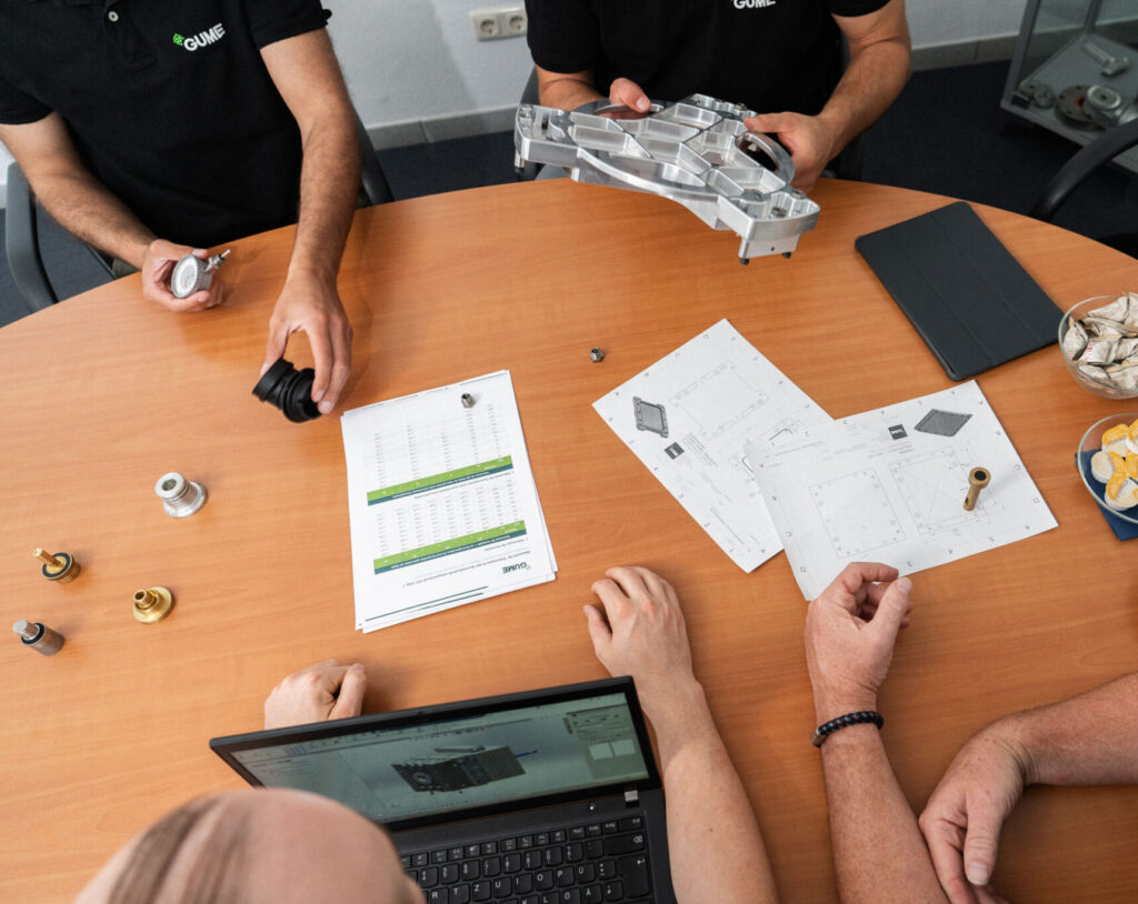 Darstellung einer Arbeitsgruppe im Meeting Raum.