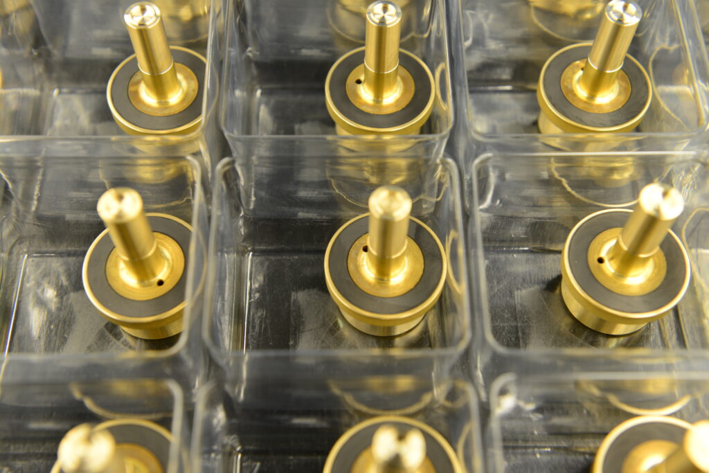 Mehrere Gummi-Metall-Lagerelemente in Verpackung