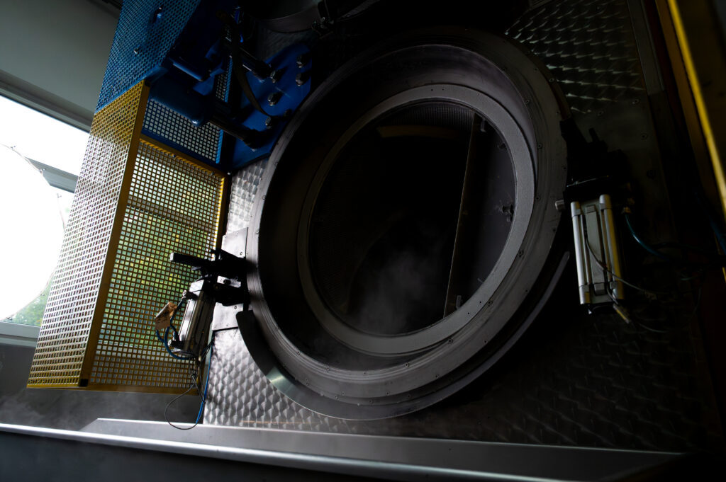 Maschine zur kryogenen Entgratung bei der GUME GmbH.