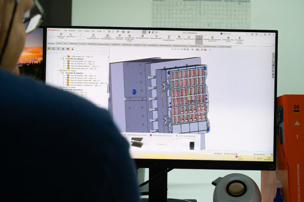 CAD-System bei der GUME GmbH. Illustrative Darstellung einer Zeichnung als 3D-Model in einem Grafikprogramm.