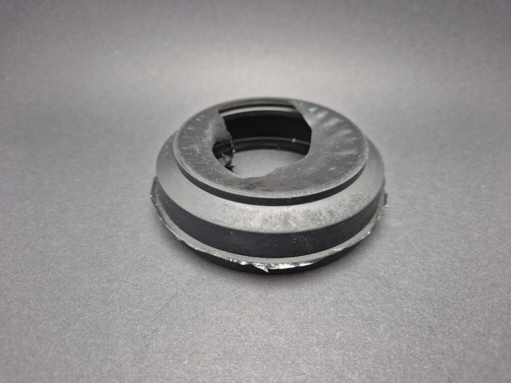 Darstellung eines Gummiformteils vor der Entgratung.