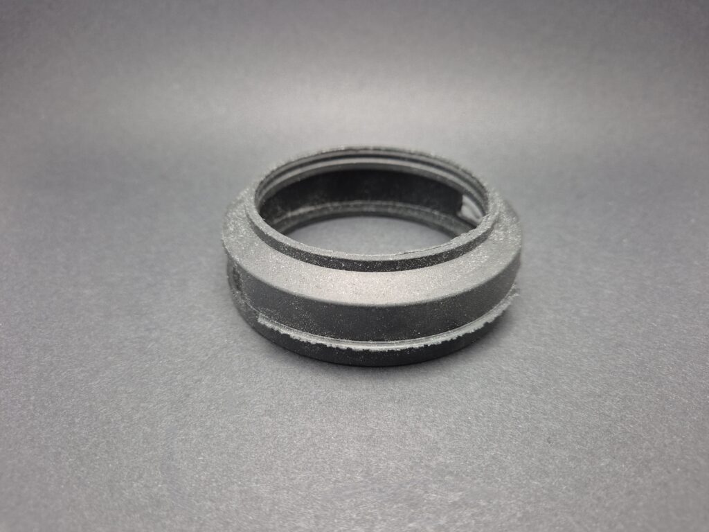 Darstellung eines Gummiformteils, das zu früh aus dem kryogenen Entgrater entnommen wurde.