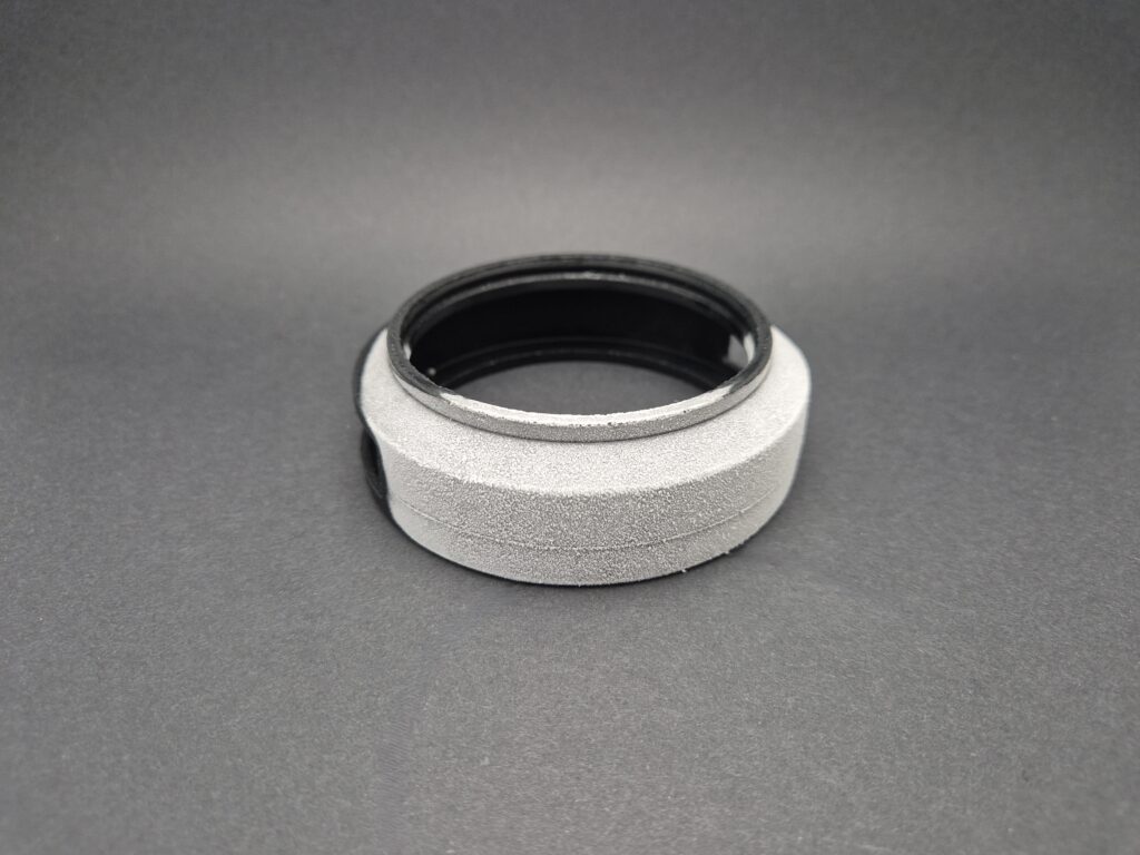 Darstellung eines "gefrorenen" Gummiformteils nach der kryogenen Entgratung.