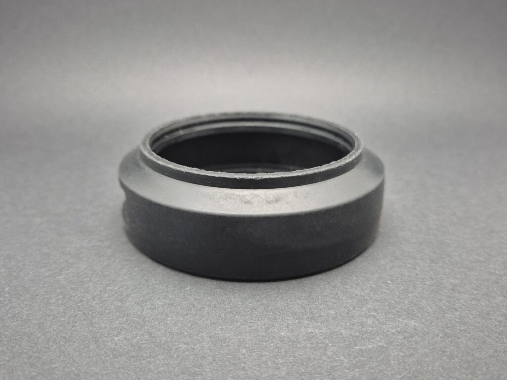 Fertiges Gummiformteil nach der Gefrierentgratung.