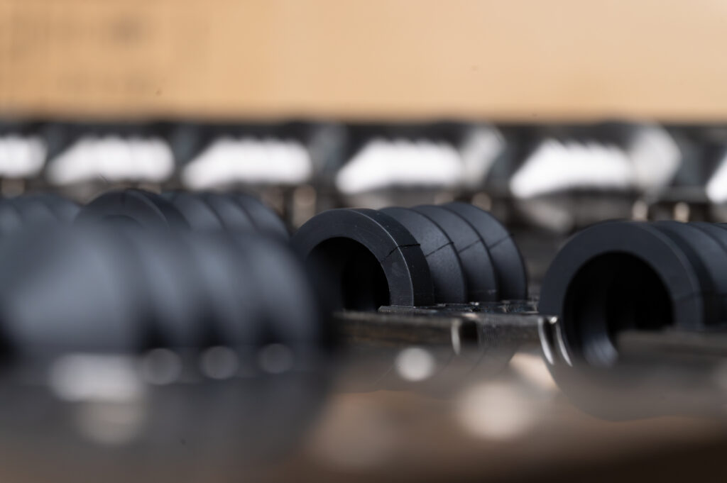 Viele schwarze Gummiformteile - Dämpfer