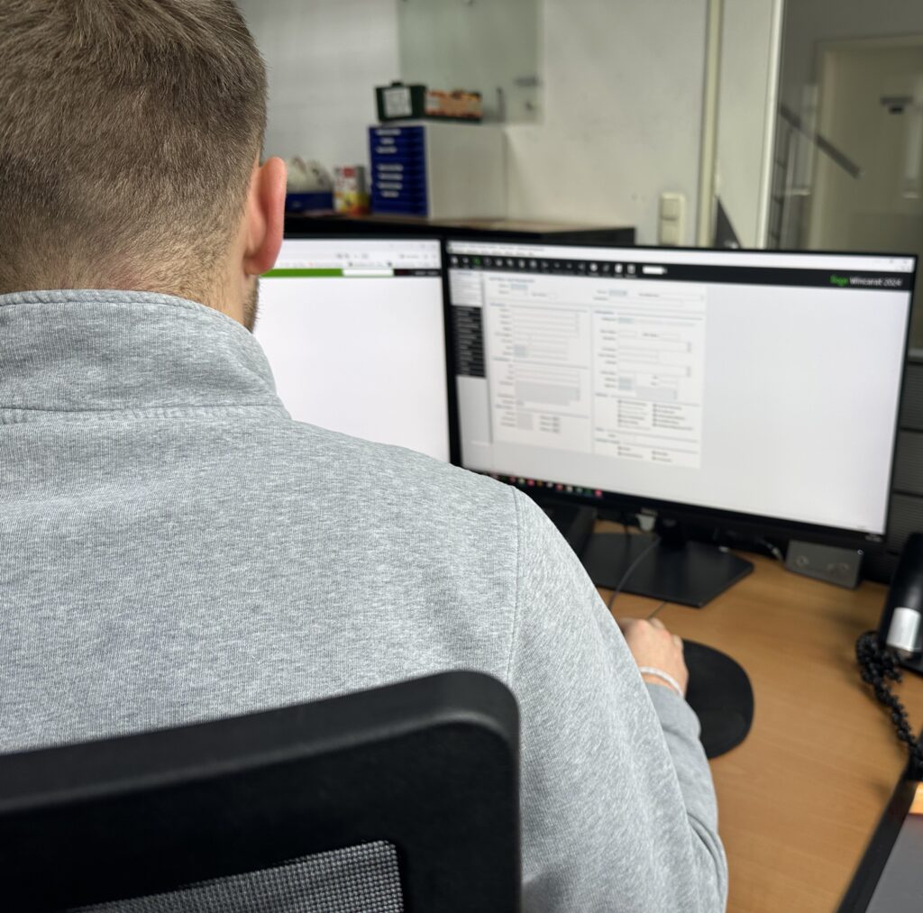 Darstellung eines Mitarbeiters der GUME GmbH bei der Angebotserstellung.
