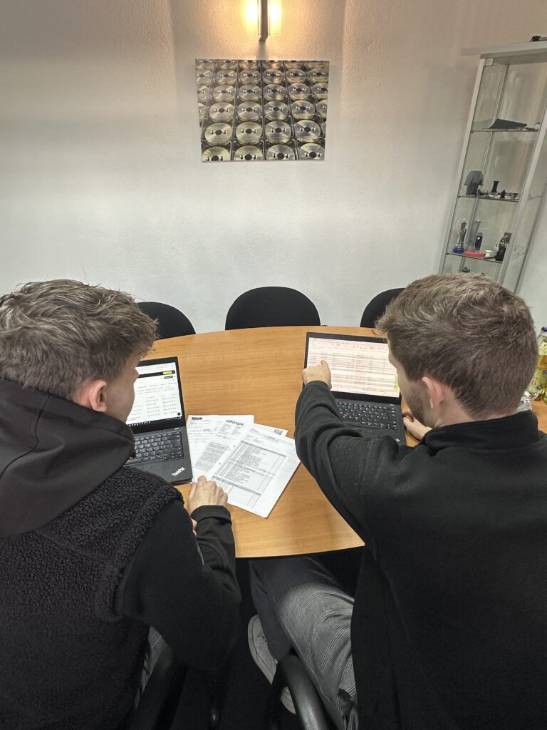 Two employees of GUME GmbH talking about business development