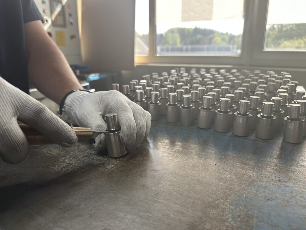 Manuelle Art der Entgratung von Gummiform- und Verbundteilen.