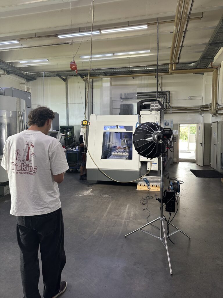 Videograf beim Filmen einer Maschine mit einer Drohne.