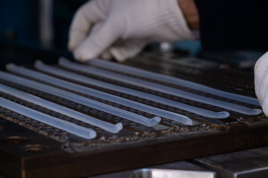 Lange durchsichtige Silikonstreifen in Form - frisch gepresst