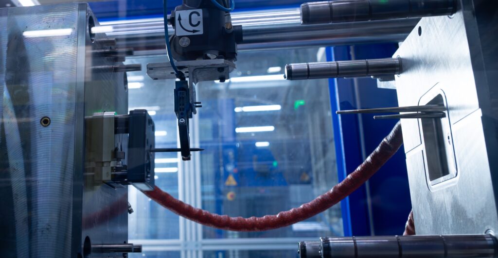 Spritzgiessen - Maschine arbeitet und läuft auf Hochtouren