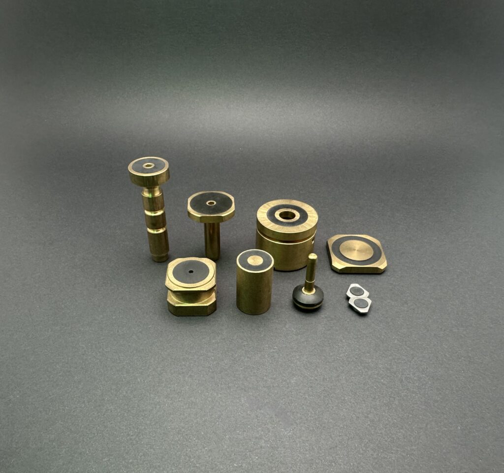 Übersichtsartige Darstellung mehrerer Ventilelemente aus Gummi und Metall.