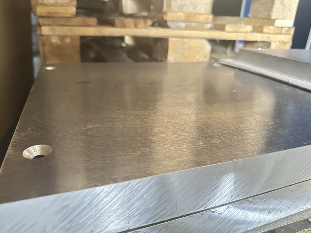 Darstellung einer Aluminiumplatte vor der Bearbeitung im Werkzeugbau.