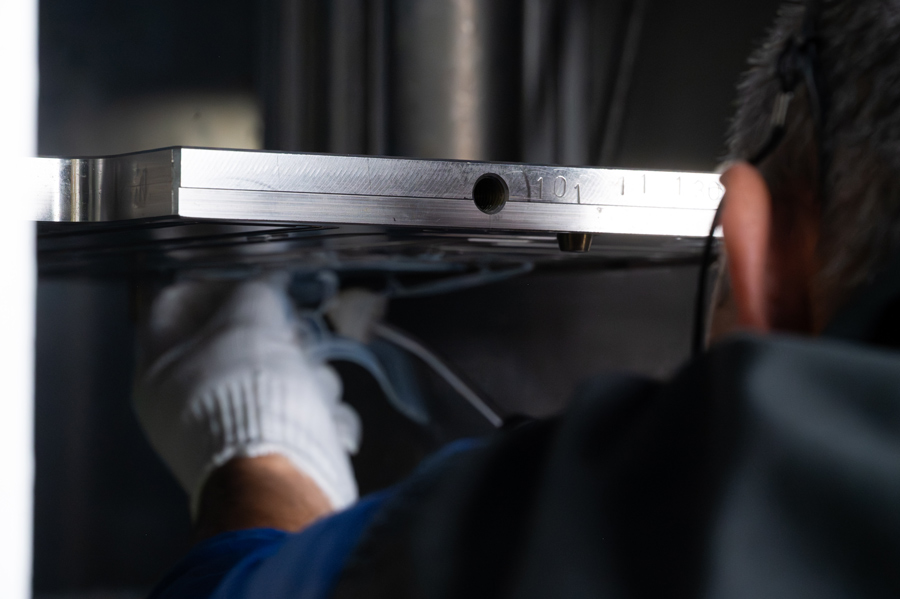 Entnahme von durchsichtigen Silikonformteile aus der Form